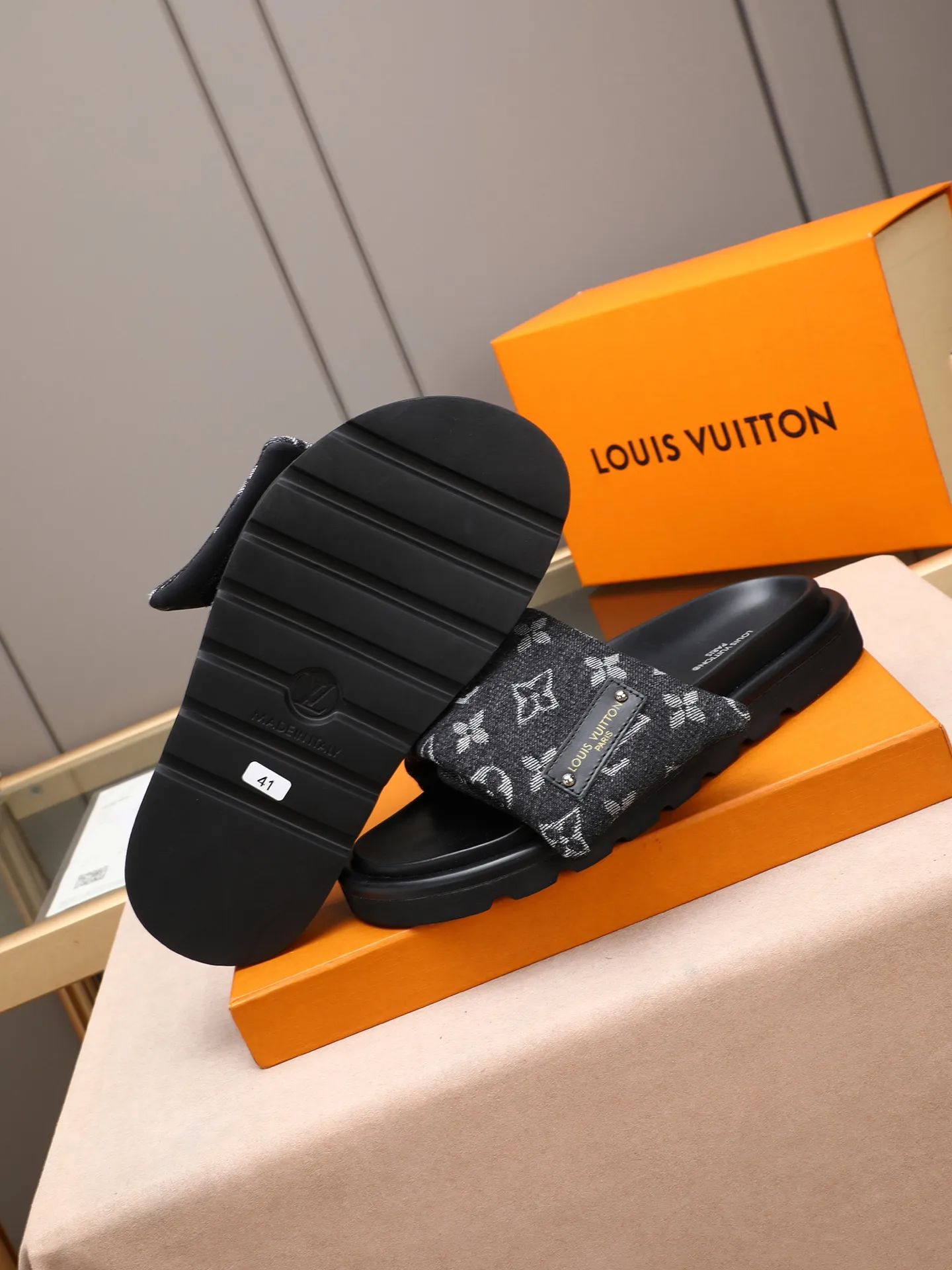 PP360 [LOUIS VUITTON] Louis Vuitton, LV printing, men's and women's slippers are on the market. The drawer box packaging comes with a cloth bag and a card. The upper pattern looks very soft and waxy, and it is a super versatile leg slimming tool. Fabric: imported denim/canvas/old fabric, LV hardware LOGO, official website pattern printing, comfortable to wear, feet: high-elastic PU water table. Sole: foam sole, heel height: about 5cm. Code number: 35-46, 35, 45, 46 are custom-made and non-returnable. Color: multiple colors and styles available.
